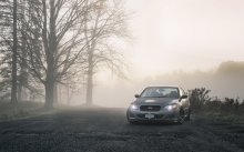 Серебристый Subaru Legacy выезжает из тумана